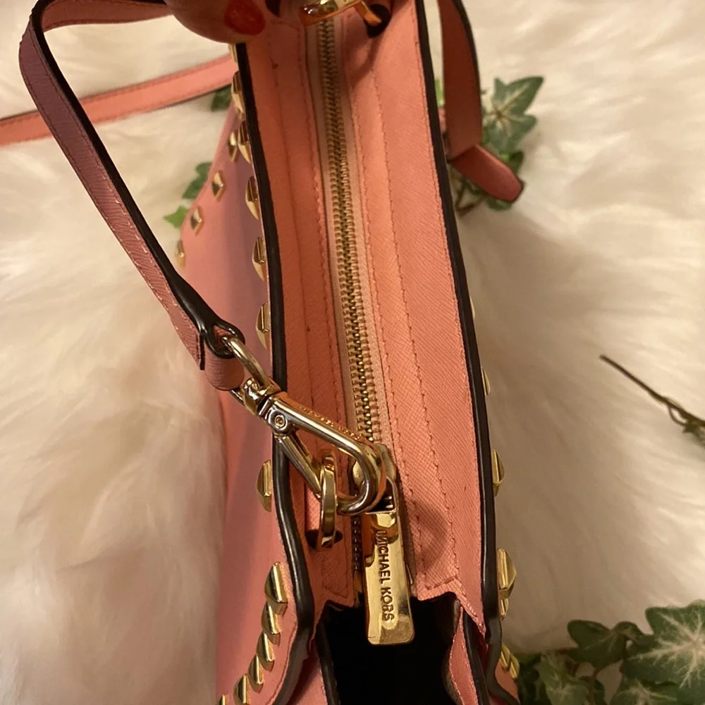 🚫SOLD🚫🌸💋Authentic Mk Medium Stud Messenger Bag - Picture 3 of 9